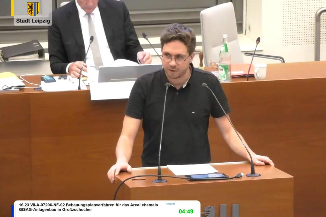 Linke-Stadtrat Michael Neuhaus spricht zum ehemaligen GISAG-Gelände. Foto: Videostream der Stadt Leipzig, Screenshot: LZ