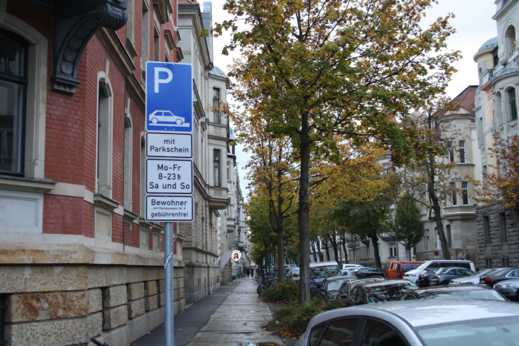 Bewohnerparken im Waldstraßenviertel. Foto: Ralf Julke