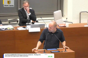 Tobias Peter stellt den Grünen-Antrag zur Netto-Null-Versiegelung bis 2030 im Stadtrat vor. Foto: Livestream der Stadt Leipzig, Screenshot: LZ