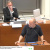 Tobias Peter stellt den Grünen-Antrag zur Netto-Null-Versiegelung bis 2030 im Stadtrat vor. Foto: Livestream der Stadt Leipzig, Screenshot: LZ