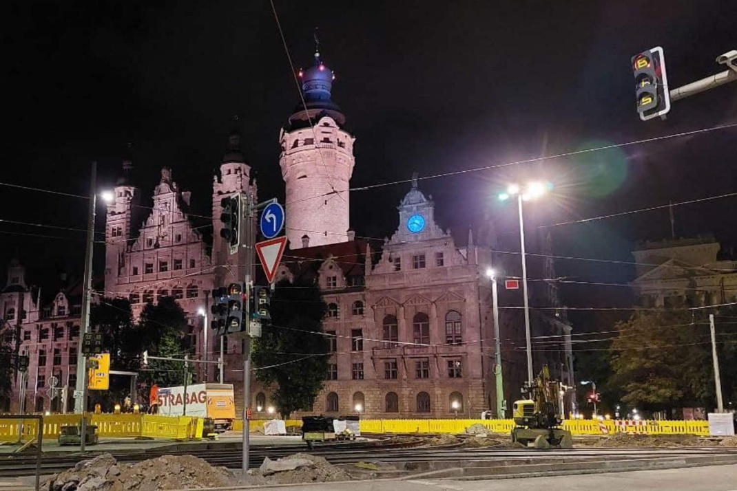 Das Neue Rathaus - hier noch in voller Festbelechtung. Foto: Sabine Eicker