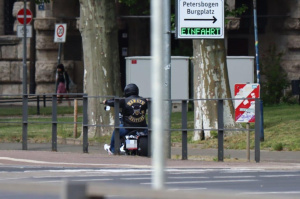 Ein Mitglied der „Rowdys Eastside“ unterwegs in Leipzig. Foto: LZ