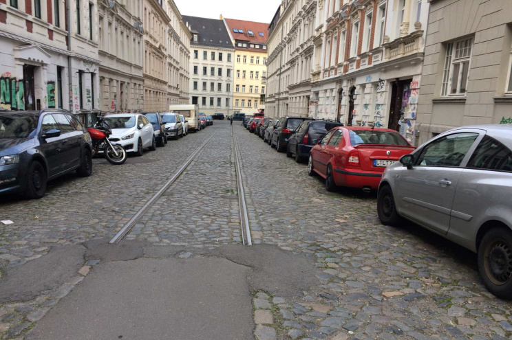 Mit 100 Jahre altem Pflaster - aber ohne Bäume: die Simildenstraße. Foto: Ralf Julke