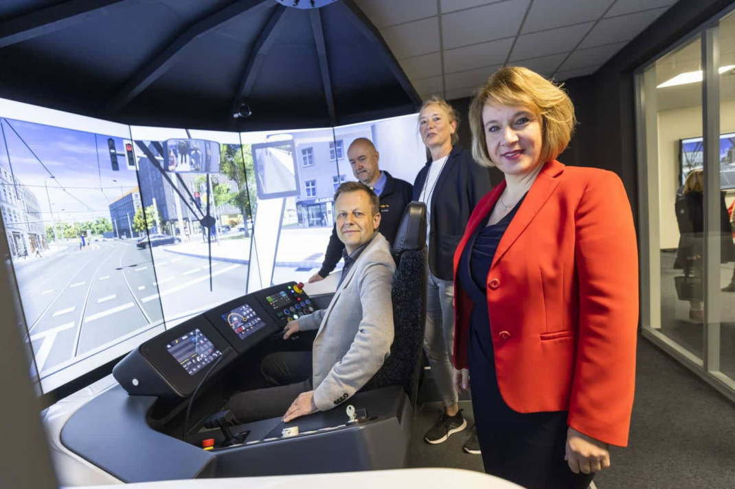 Torsten Bonew - Aufsichtsratsvorsitzender der Leipziger Verkehrsbetriebe und Finanzbürgermeister der Stadt Leipzig, Kai Richter - LVB-Fahrlehrer, Gabriela Fröhlich - ZVNL, Katrin Lukas - LVB-Geschäftsführerin Personal/Fahrservice. Foto: Leipziger Gruppe