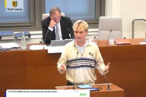 Oskar Teufert stellt den Antrag des Jugendparlaments zu den Straßennamen im Stadtrat vor. Foto: Livestream der Stadt Leipzig, Screenshot: LZ