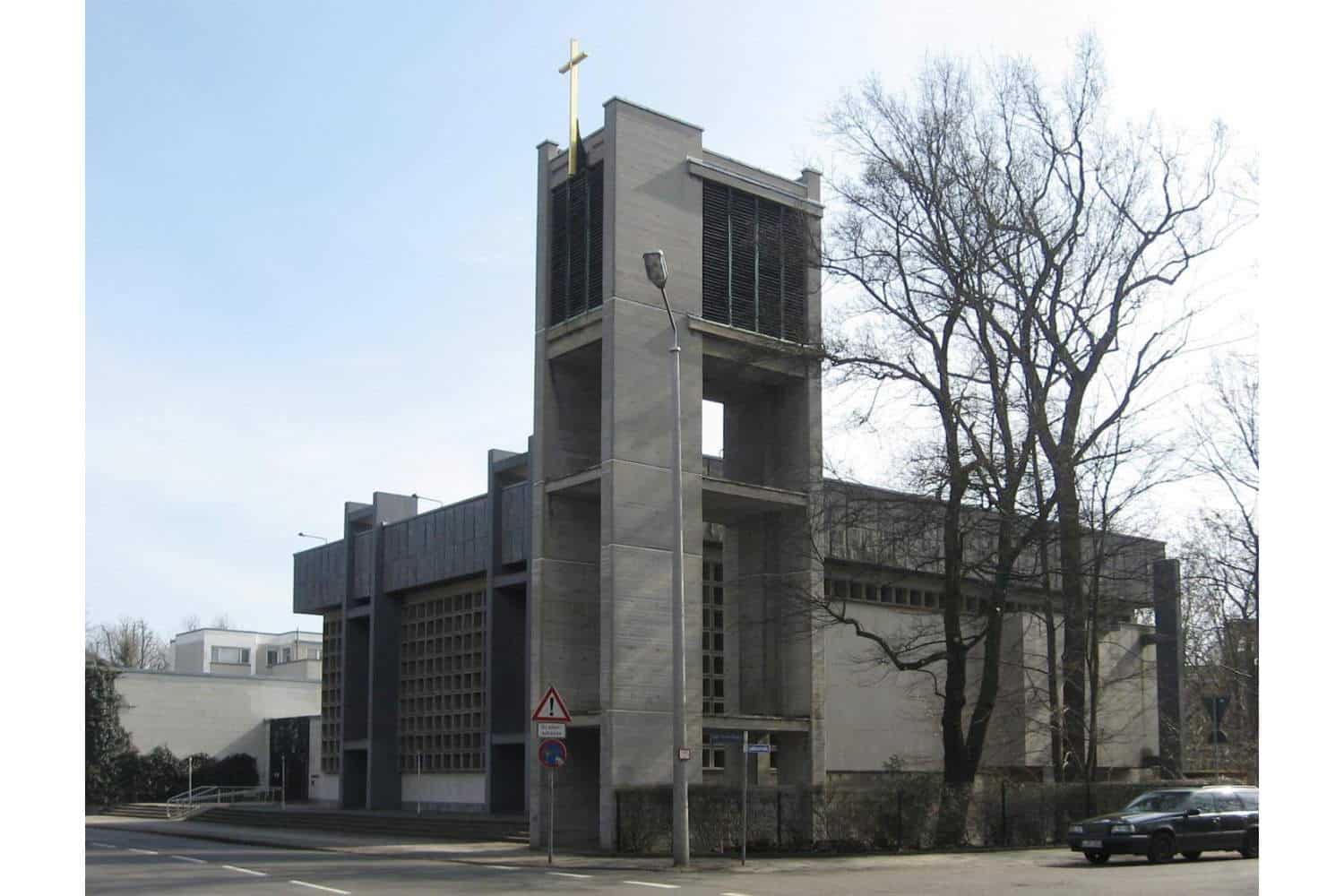 Glockenturm vor Trinitatiskirche Leipzig (2010). Foto: Lumu, CC BY-SA 3.0, https://commons.wikimedia.org/w/index.php?curid=15933157