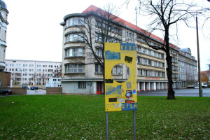 Eins der Schilder des Vereins Neue Ufer für „Pleiße ans Licht!“ an der Hauptfeuerwache. Archivfoto: Ralf Julke