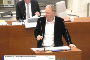 Mathias Weber (Die Linke) bringt den Antrag zum Innenhof Zollschuppenstraße / Klingenstraße ein. Foto: Livestream der Stadt Leipzig, Screenshot: LZ