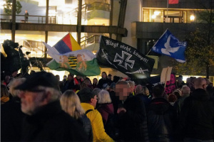 Auf der Demonstration, zu der Mitglieder aus der Querdenken-Szene und rechter Netzwerke aufgerufen hatten, wurde auch eine Fahne der Deutschen Wehrmacht geschwungen. Foto: LZ