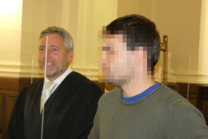 Andreas R. (r.) wartet neben seinem Verteidiger Curt-Matthias Engel auf den Prozessbeginn. Foto: Lucas Böhme