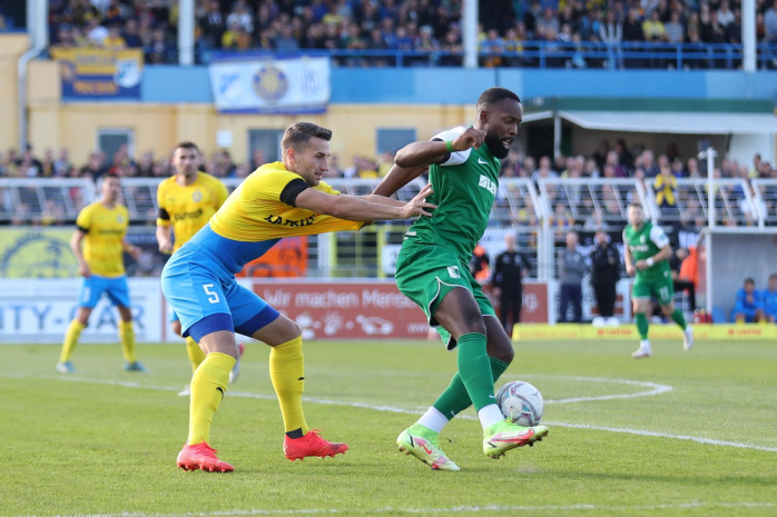 Manasse Eshele (Chemie) hat den Ball und zupfte David Urban (Lok) feste am Trikot. Foto: Jan Kaefer