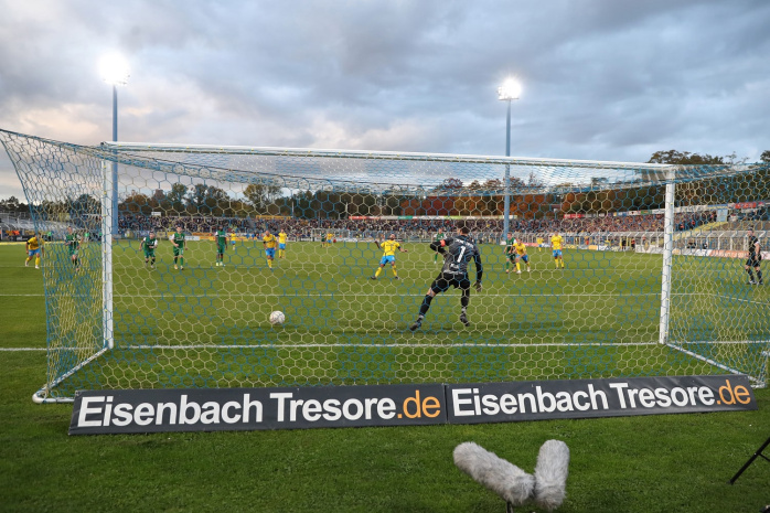 Der umstrittene Foul-Elfmeter für Lok brachte kurz vor Spielende die Entscheidung. Foto: Jan Kaefer