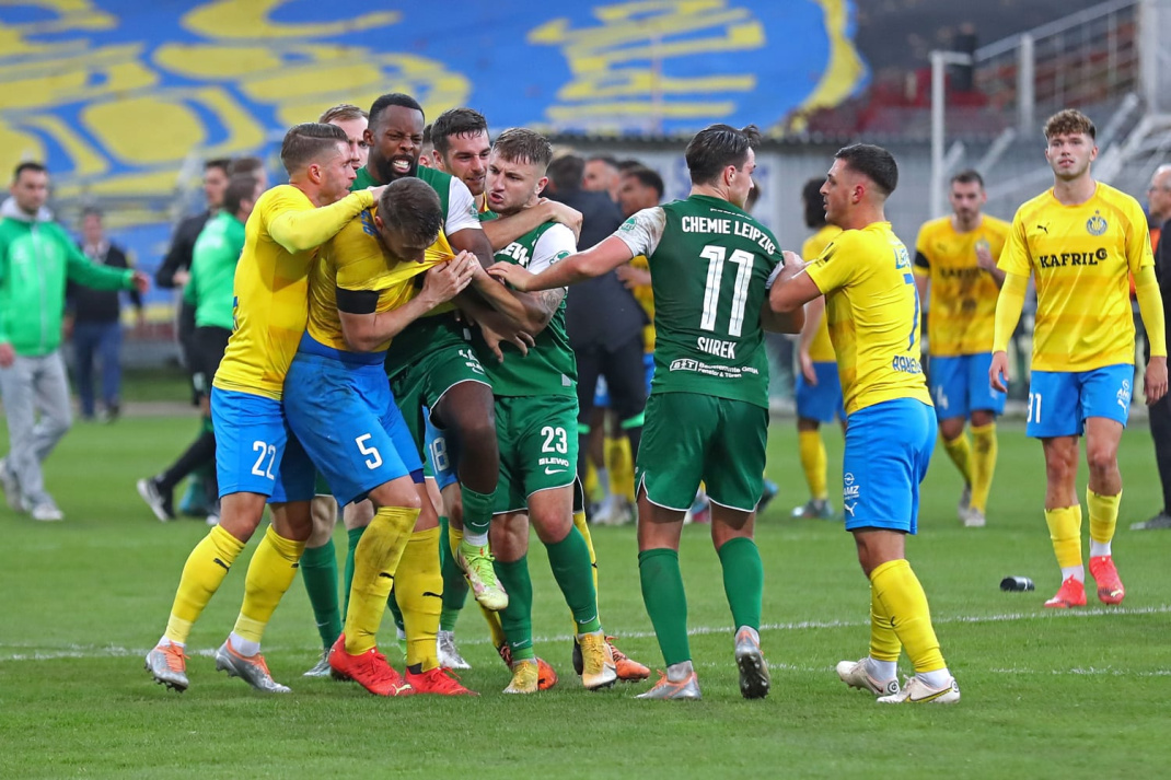 Als alles bereits gut über die Bühne gebracht schien, brachen unter den Fußballern heftige Handgreiflichkeiten aus. Foto: Jan Kaefer