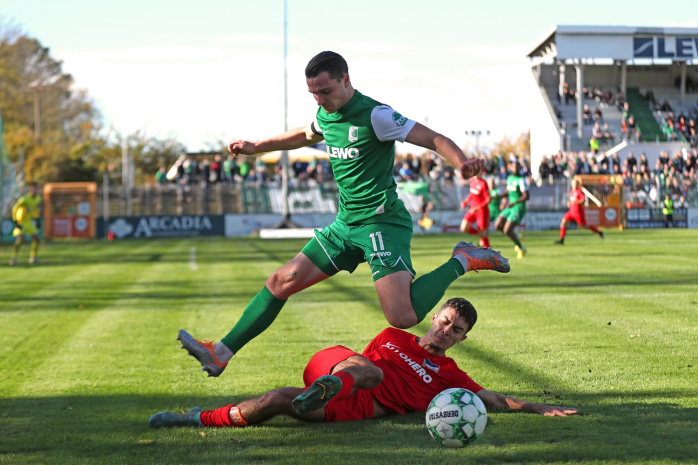 Lucas Surek (Chemie) wird ausgebremst und überspringt seinen Gegenspieler. Foto: Jan Kaefer