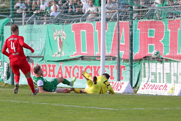 Denis Jäpel trifft mit seinem zweiten Tor des Tages zur zwischenzeitlichen 2:1-Führung für Chemie. Foto: Jan Kaefer