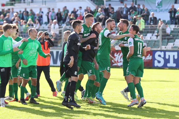 Und wieder gab es für die Grün-Weißen nach dem Abpfiff einen Sieg zu feiern - inzwischen bereits den sechsten im zehnten Spiel. Foto: Jan Kaefer