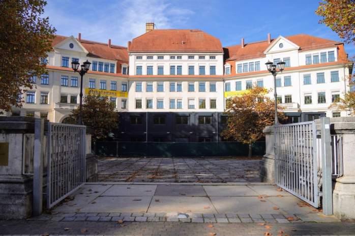Die Neue Nikolaischule in Stötteritz war heute Schauplatz einer Übung der sächsischen Bereitschaftspolizei. Foto: Gregor Wünsch