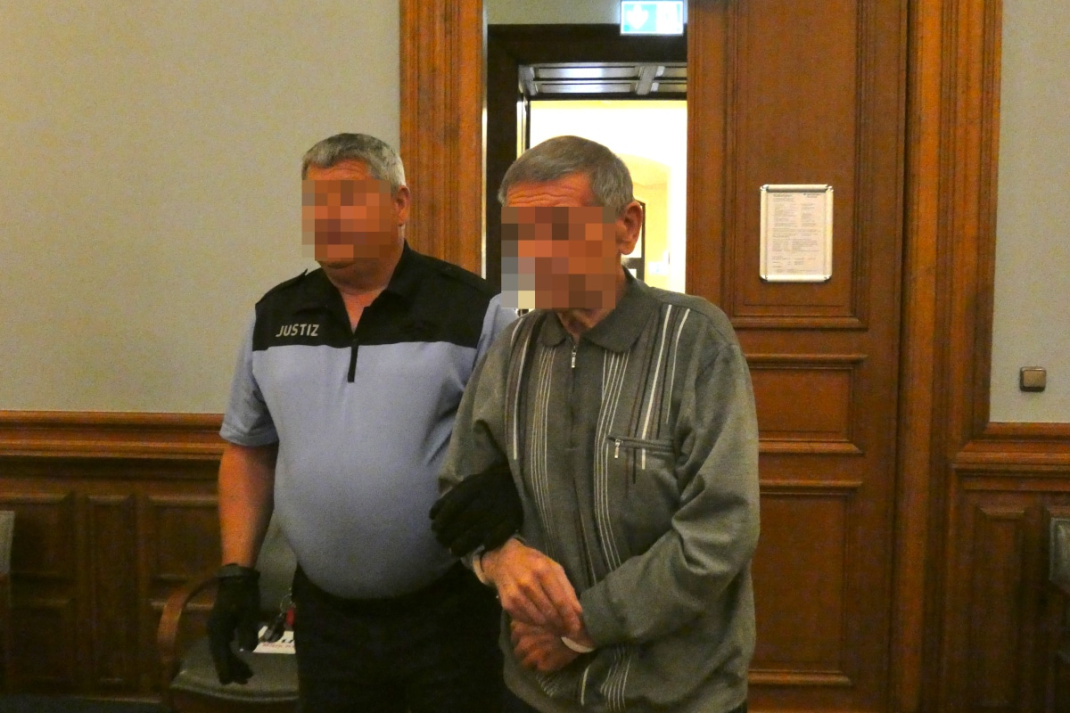 Detlev B. wird zum Prozessbeginn in den Gerichtssaal geführt. Foto: Lucas Böhme