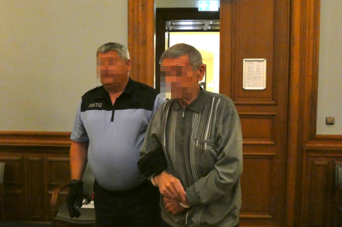 Detlev B. wird zum Prozessbeginn in den Gerichtssaal geführt. Foto: Lucas Böhme