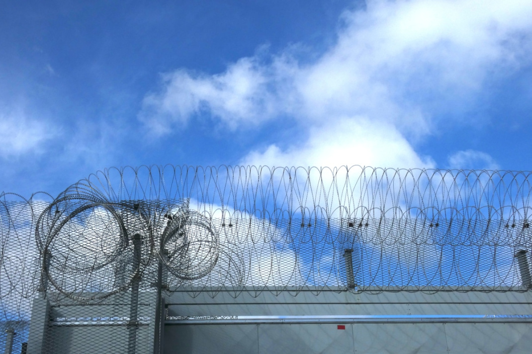 Stacheldraht an der JVA Leipzig. Foto: Lucas Böhme