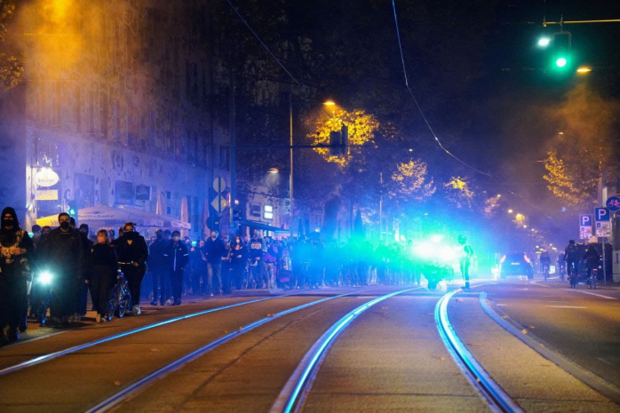 Linker Aufzug am Montagabend auf der Karl-Liebknecht-Straße stadteinwärts. Foto: LZ