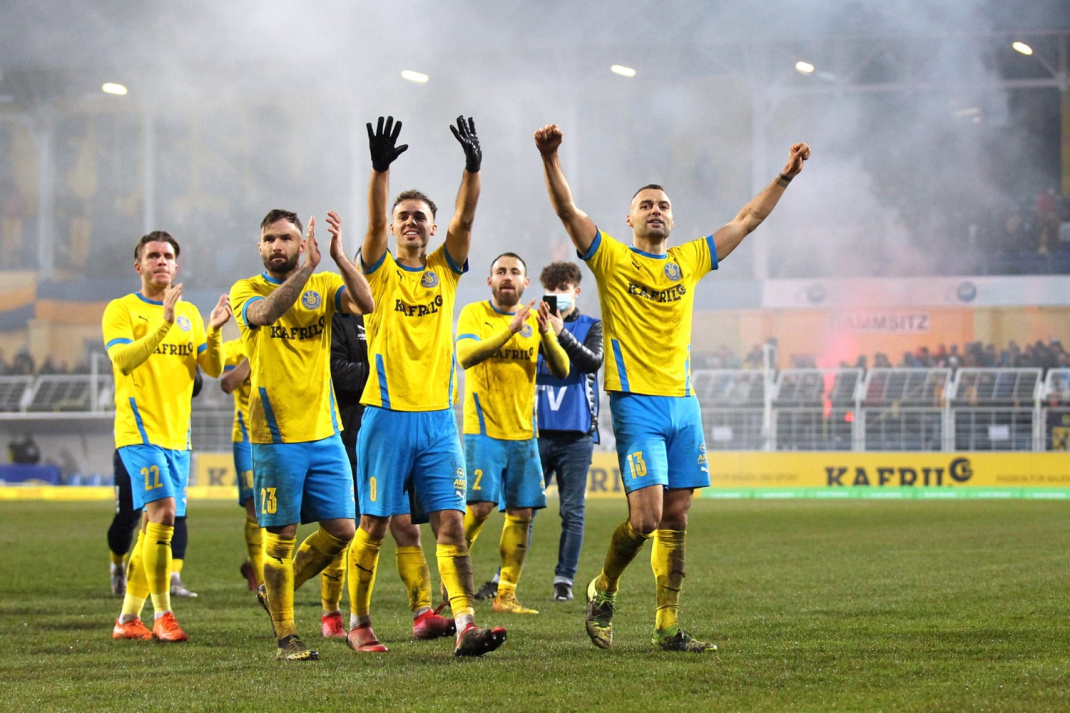Lok jubelt - beim anstehenden Heimderby sind vom NOFV Zuschauer zugelassen worden. Die letzte Begegnung im Bruno-Plache-Stadion hatten die Blau-Gelben gegen Chemie knapp für sich entscheiden können. Foto: Jan Kaefer (Archiv)