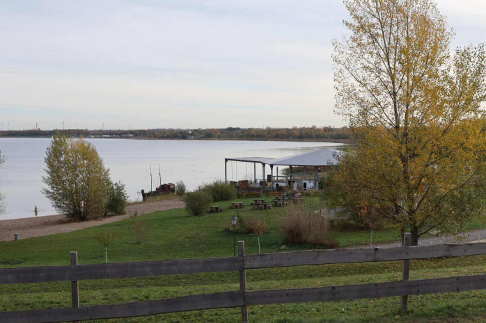 Die Seebühne am Biedermeierstrand. Foto: Ralf Julke