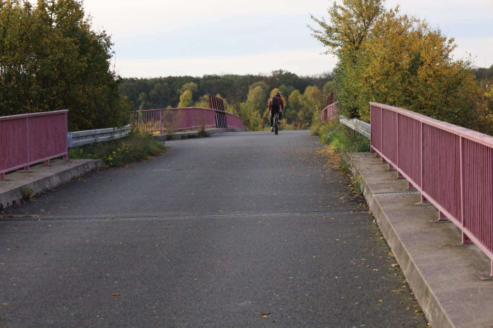 Auf der Brücke über Bahnstrecke und Autobahn. Foto: Ralf Julke