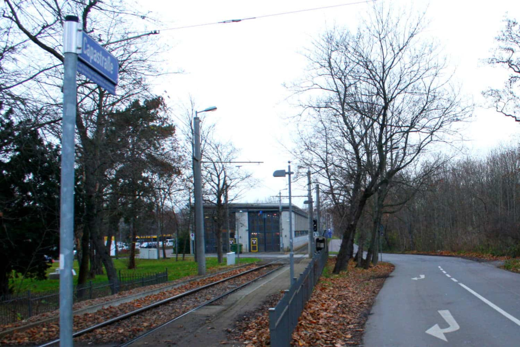 Mal nicht zugeparkt: die Capastraße. Foto: Ralf Julke