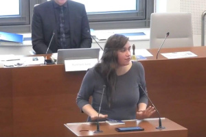 Mandy Gehrt spricht zur Ehrenbürgerwürde für Channa Gildoni. Foto: Videostream der Stadt Leipzig, Screenshot: LZ