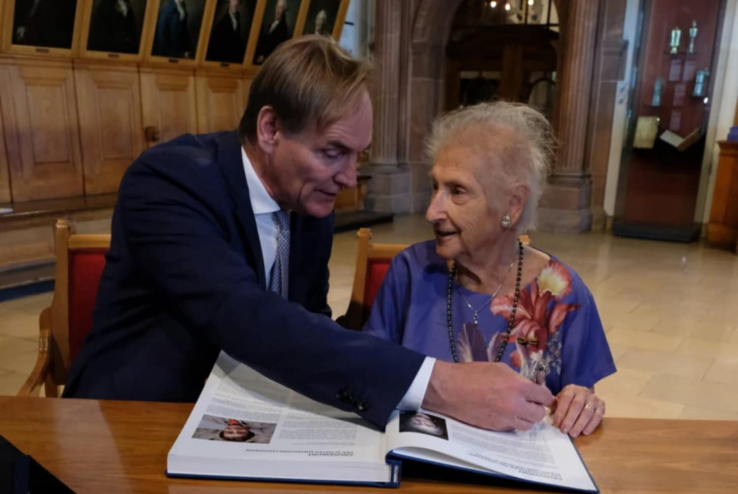 Channa Gildoni mit Oberbürgermeister Jung im Sommer 2019 im Alten Rathaus. Foto: Stadt Leipzig / Mahmoud Dabdoub