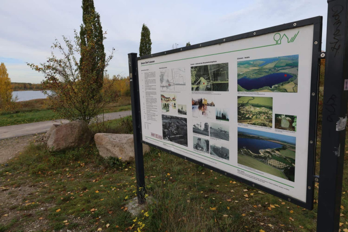 Die Erinnerungstafel an das devastierte Dorf Lössen. Foto: Ralf Julke