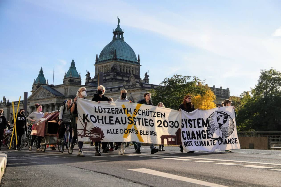 Klimaschutzdemonstration mit Banner.