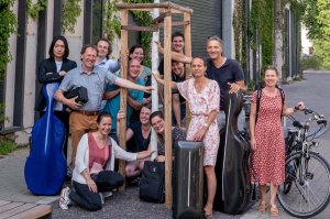 Mitglieder des Orchesters der Musikalischen Komödie an ihrem Patenbaum in Leipzig - Katrina Szederkenyi in der Mitte unten. Foto: Tom Schulze