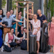 Mitglieder des Orchesters der Musikalischen Komödie an ihrem Patenbaum in Leipzig - Katrina Szederkenyi in der Mitte unten. Foto: Tom Schulze
