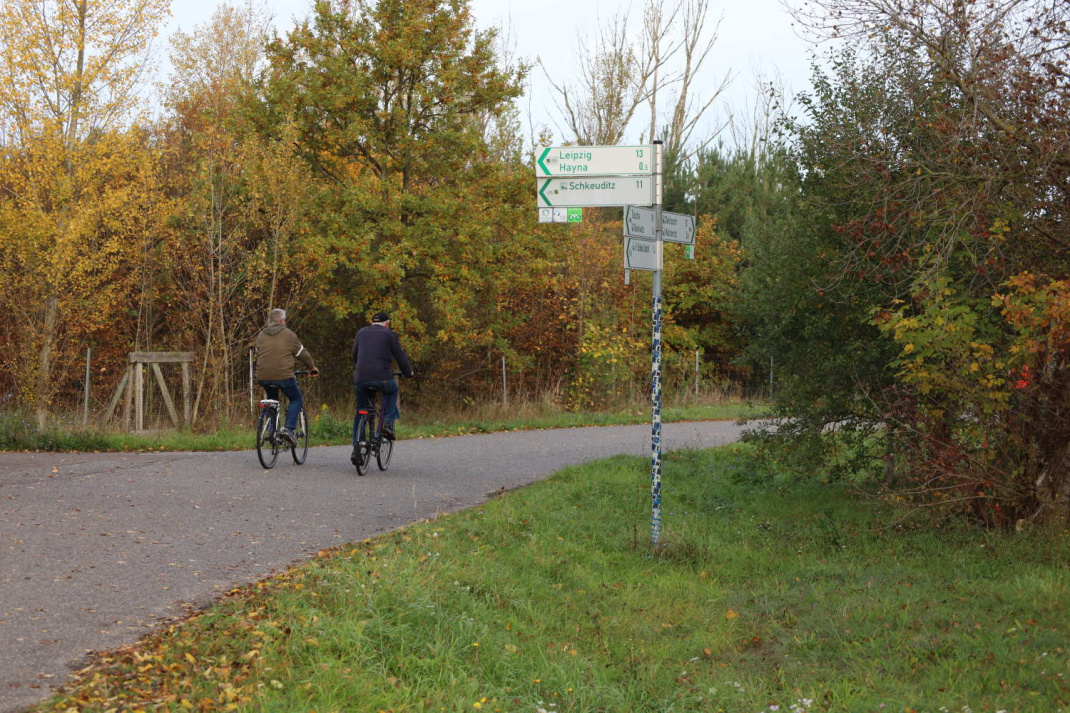Hier beginnt der acht Kilometer lange Rundweg um den Schladitzer See. Foto: Ralf Julke