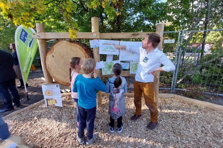 Kinder der Ringelnatz-Schule lernen auf ihrem Schulhof den nachhaltigen Umgang mit der Natur. Foto: Sabine Eicker