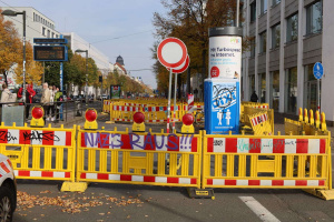 Die Baustelle der Wasserwerke und die störende Litfaßsäule an der Scheffelstraße. Foto: Ralf Julke