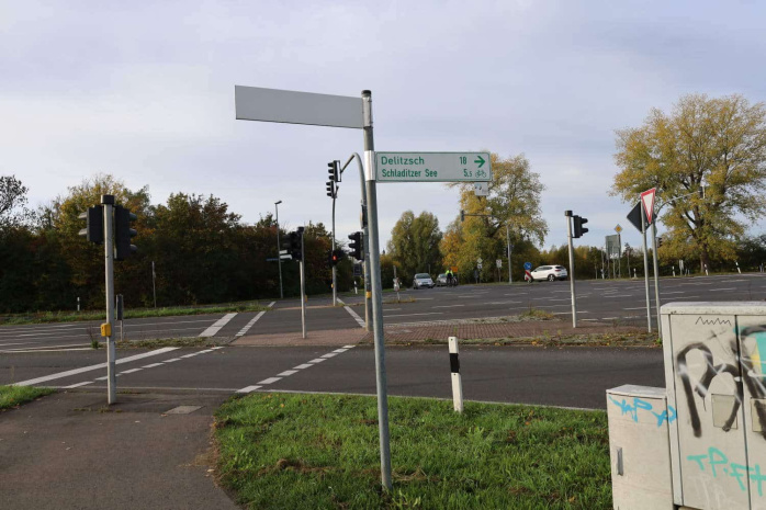 Kreuzung Louise-Otto-Peters-Allee: Das erste Hinweisschild zum Schladitzer See. Foto: Ralf Julke