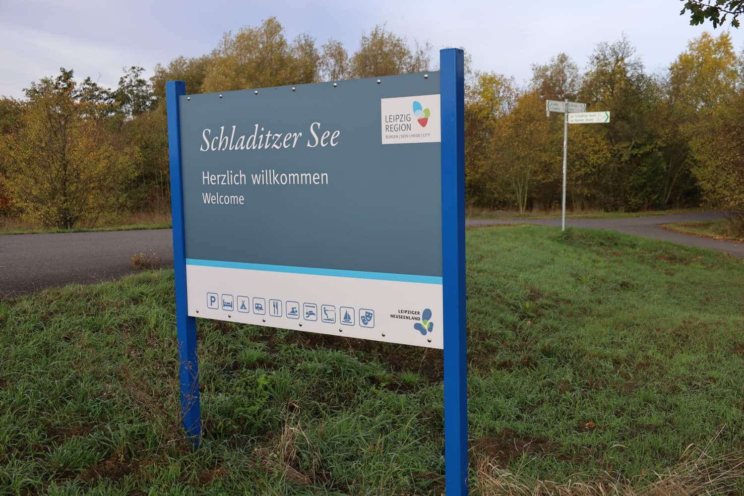 Willkommen am Schladitzer See. Foto: Ralf Julke