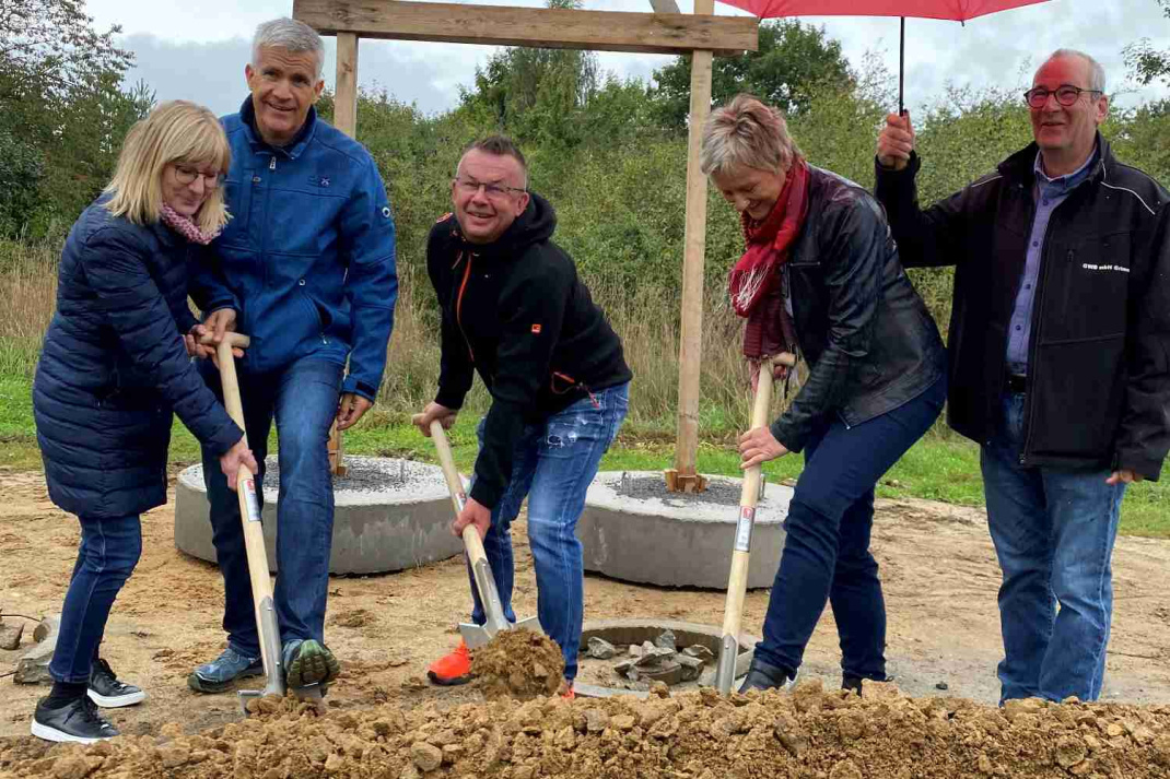 eine Gruppe Menschen beim Spatenstich
