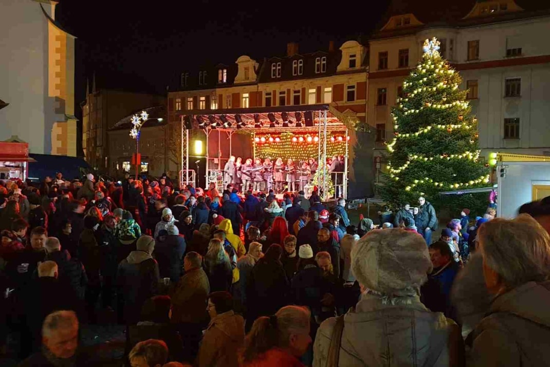 Fröhliches Treiben auf dem Weihnachtsmarkt