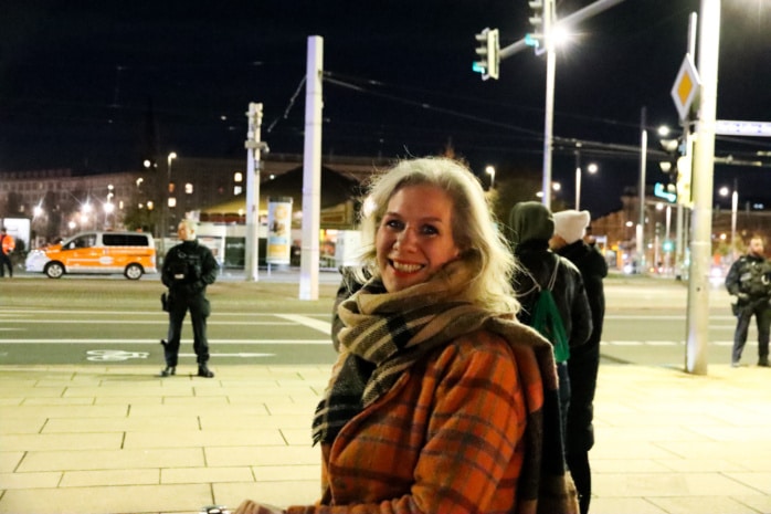 Die Stadträtin Katharina Kreft steht zusammen mit einigen Personen auf dem Wilhelm-Leuschner-Platz vor einer Polizeikette.