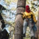 Eine Person bei der Waldbesetzung „Heibo“.