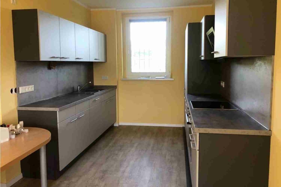 Dunkle Einbauküche in einem gelb gestrichenen Raum im Begegnungszentrum Räpitz.