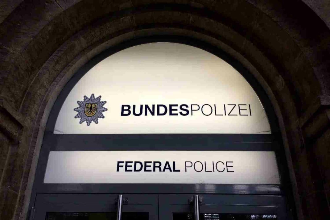 Schild mit der Aufschrift Bundespolizei Leipzig