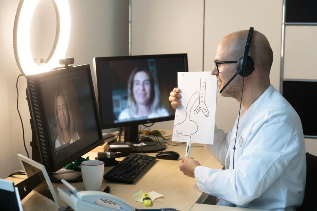 Prof. Martin Lacher, Direktor der UKL-Kinderchirurgie, bei einer Videosprechstunde