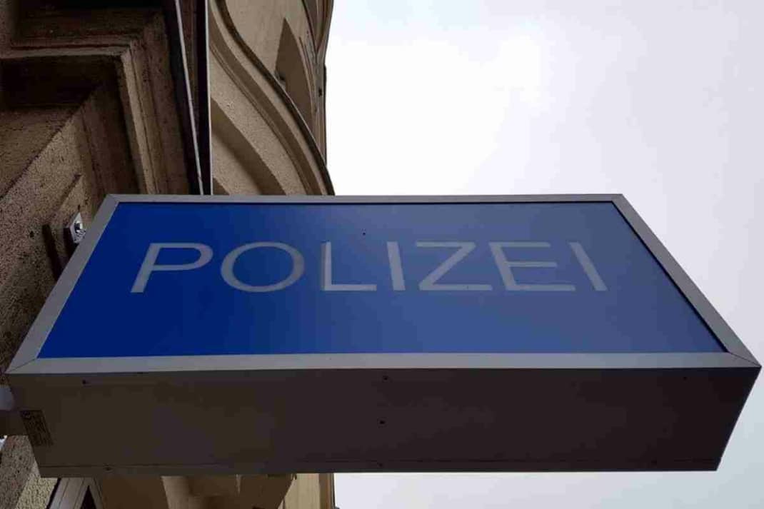 Schild an einer Hauswand mit der Aufschrift Polizei