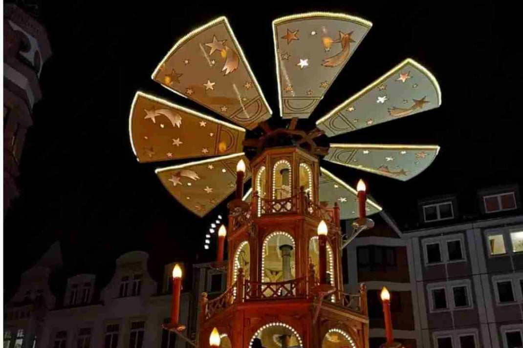 Große Weihnachtswindmühle auf dem Weihnachtsmarkt