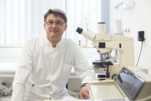 Prof. Dr. Christoph Lübbert, im Hintergrund medizinische Geräte